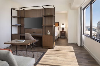 Executive Suite, 1 King Bed (High Floor)
