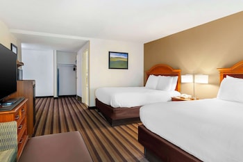 Standard Room, 2 Queen Beds, Accessible, Bathtub