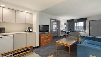 Suite, 1 King Bed, Non Smoking, Pool View