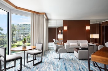 Suite, 1 King Bed with Sofa bed