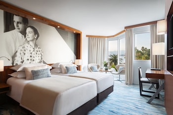 Deluxe Room, 2 Twin Beds, Partial Sea View