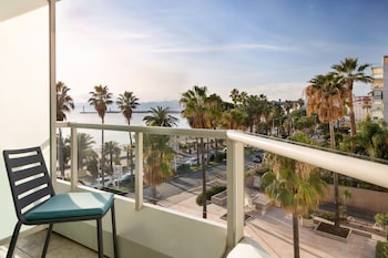 Deluxe Room, 2 Twin Beds, Partial Sea View