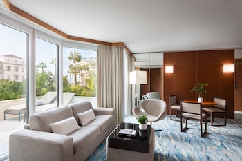 Suite, 1 King Bed with Sofa bed