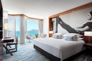 Deluxe Room, 1 King Bed, City View