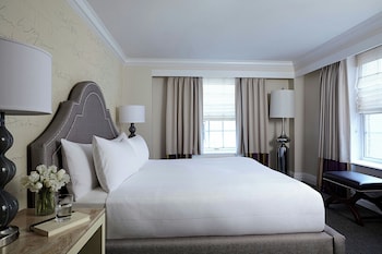 Deluxe Suite, 1 King Bed (Mobility Accessible, Roll-in Shower)