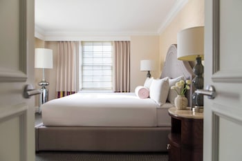 Suite, 1 King Bed (Mobility Accessible, Roll-in Shower)