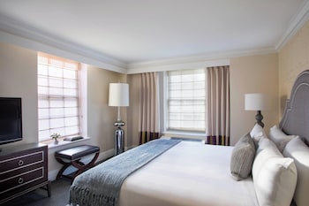 Suite, 1 King Bed (Mobility Accessible, Roll-in Shower)