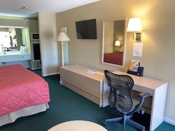 Room, 1 King Bed, Non Smoking (Deluxe)