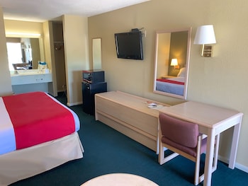 Room, 1 King Bed, Smoking (Deluxe)