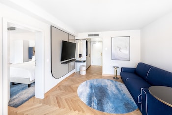 Junior Suite, 1 King Bed (Executive, Dome View)