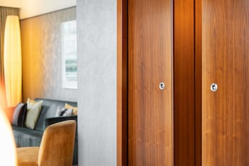 Corner Suite, 1 King Bed (Dome View, Lounge Access)