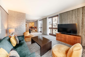 Corner Suite, 1 King Bed (Dome View, Lounge Access)
