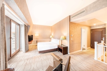 Duplex Suite, 1 King Bed (Dome View, Lounge Access)