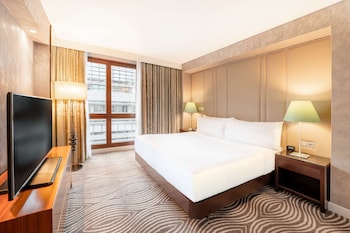 Corner Suite, 1 King Bed (Dome View, Lounge Access)
