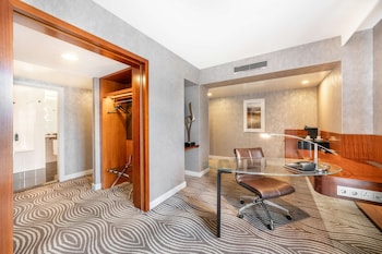Corner Suite, 1 King Bed (Dome View, Lounge Access)