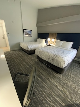 Standard Room, 2 Queen Beds, Balcony, Pool View