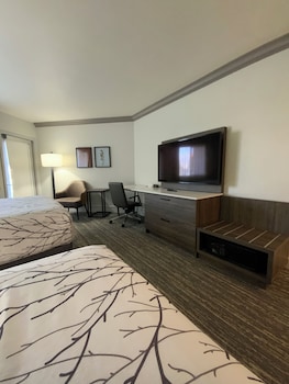 Standard Room, 2 Queen Beds, Balcony, Pool View