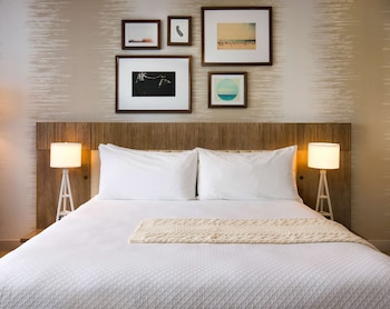 Room, 1 King Bed, Accessible, Bathtub (Hearing)