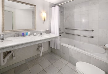 Room, 1 King Bed, Accessible, Bathtub (Hearing)