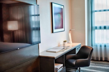 Club Room, 1 King Bed (Mobility Accessible, Tub)