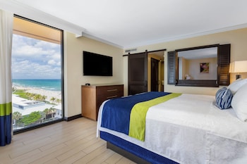 Suite, 1 King Bed, Non Smoking, Corner