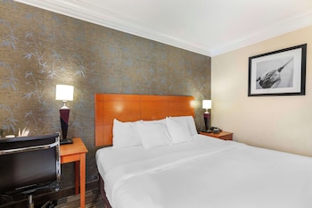 Standard Room, 1 King Bed, Accessible, Refrigerator