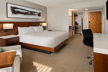 Executive Room, 1 King Bed with Sofa bed (Hearing Accessible)