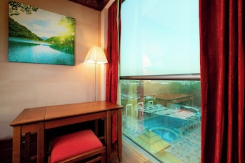 Premium Room, 1 King Bed, Pool View