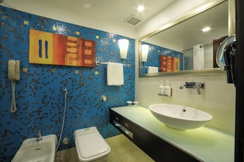 Standard Room, 1 King Bed, Pool View