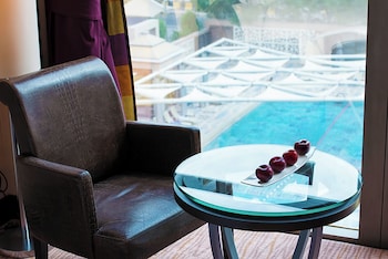 Standard Room, 1 King Bed, Pool View