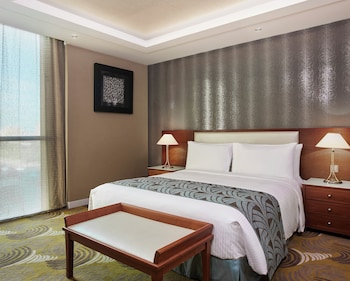 Suite, 1 Bedroom, Pool View (Dining)