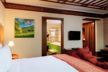 Premium Room, 1 King Bed, Pool View