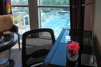 Standard Room, 1 King Bed, Pool View