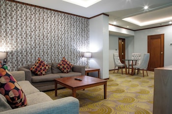Suite, 1 Bedroom, Pool View (Dining)