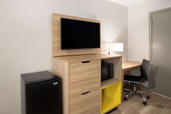 Room, 1 Queen Bed, Accessible, Non Smoking (Mobility, Tub W/Grab Bars)