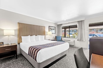 Standard Room, 1 King Bed, Accessible, Bathtub