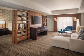 Executive Suite, 1 King Bed (Mobility Accessible, Roll-in Shower)