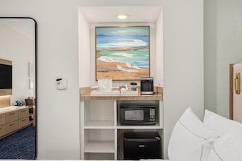 Deluxe Room, 2 Queen Beds, Accessible (Mobility & Hearing, Roll-in Shower)
