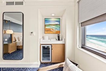 Room, 1 King Bed, Lanai, Pool View