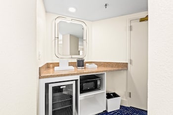2 Queen Beds, Partial View