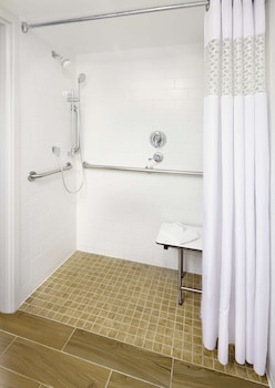 1 King Mobility Access Roll In Shower, Non Smoking
