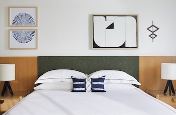 Room, 1 King Bed, Accessible, Corner (Mobility)
