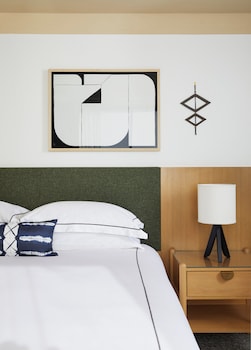 Room, 1 King Bed, Balcony, Corner