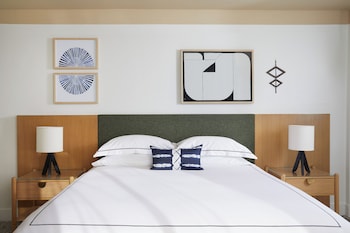 Room, 1 King Bed, Accessible, Corner (Mobility)