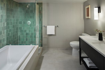 Room, 1 King Bed, Corner (Spa)