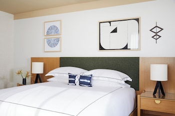 Room, 1 King Bed, Balcony, Corner