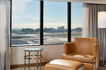 Room, 1 King Bed, Bay View (Runway View)