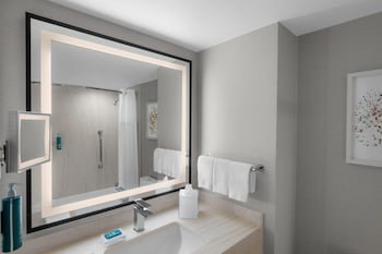 Room, 2 Queen Beds, Accessible (3x3 Shower)