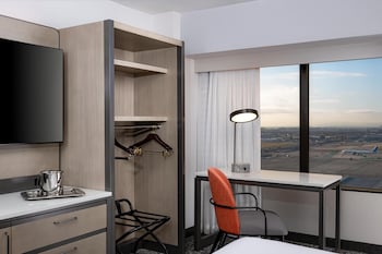 Suite, 1 King Bed, Accessible, Bathtub (Super, Mobility)