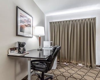 Deluxe Room, 1 Queen Bed, Refrigerator & Microwave, Ground Floor